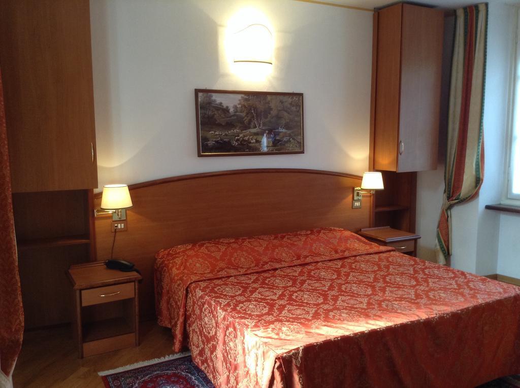 Hotel Saini With Air Conditioning Stresa Quarto foto