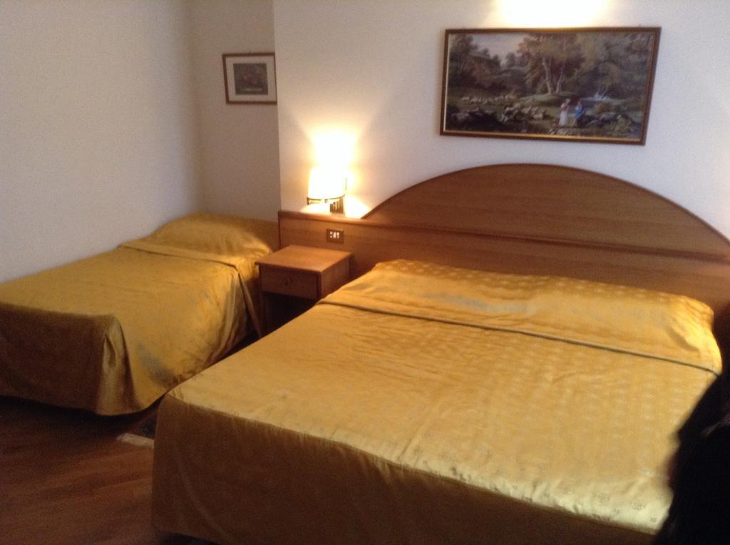 Hotel Saini With Air Conditioning Stresa Quarto foto